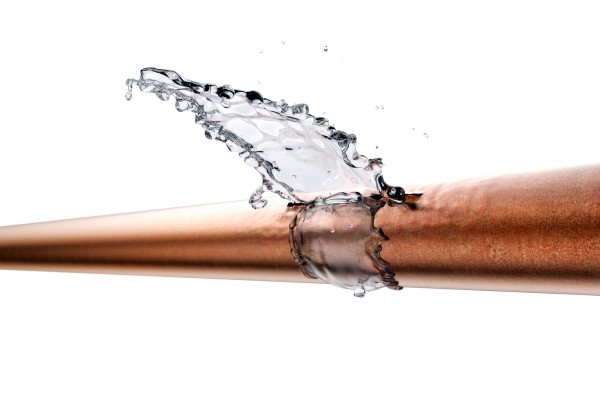 Undichtes-Kupferrohr-mit-austretendem-Wasser